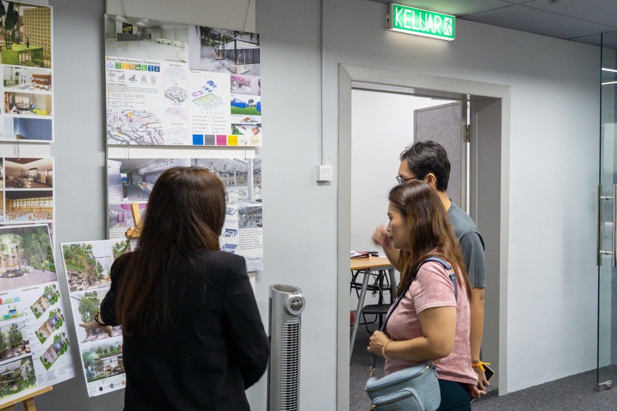 家长与学生现场参观学生作品展示
